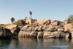 Nilo rocce deavnt le rovine di Abu Aswan, Egitto.