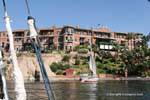 Aswan, Old Cataract Hotel visto dal fiume, Egitto.