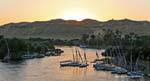 Tramonto sulle braccia e le feluche sul Nilo ormeggiata, Aswan, Egitto.