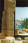 Philae, pilastro del tempio di Hathor e vista sul Nilo, Egitto.