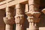 Rappresentazioni di Hathor sui pilastri di Mammisi, Tempio di Philae, Egitto.