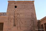 Seconda pilone con una copia della Stele di Rosetta, Philae, Egitto.