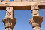 Pilastri di sostegno capitelli raffiguranti la dea Hathor, Tempio di Philae, Egitto.