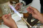 Fase di fabbricazione di una bottiglia di profumo, Aswan, Egitto.
