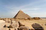 Blocchi di calcare e piramidi in una riga, Giza, Egitto.