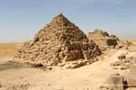 Le piccole piramidi sul sito archeologico di Giza Queens, Egitto.