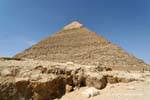 Piramide Khafras vista dal livello del suolo, Giza, Egitto.