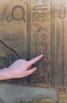 Dito sulle geroglifici, tempio di Edfu, Egitto.