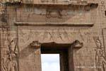 Sopra il portale del piazzale con Horus raffigurato come un tempio alato sole di Edfu, Egitto.