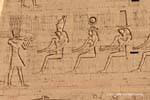 Faraone Tolomeo XII fare offerte alle divinità, pilone di Edfu, Egitto.