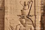Horus testa scolpita sulla torre monumentale tempio di Edfu, Egitto.