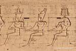 Rappresentazioni di seduta divinità laterale del pilone, tempio di Edfu, Egitto.