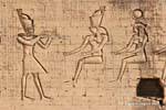 Offrendo il faraone Tolomeo XII agli dèi sinistra della torre, tempio piazza, Edfu, Egitto.