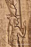 Scultura della dea Hathor, moglie di Horus, la destra della porta di accesso al tempio, Edfu, Egitto.