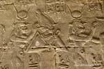 Faraone ei suoi attributi. E 'circondato da rappresentazioni di Hathor tempio di Edfu, Egitto.