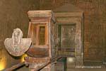 Il repository Naos della statua divina del dio-falco e la barca Mariette, Edfu, Egitto.