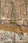 Particolare di un rilievo che mostra il copricapo del faraone, il tempio di Edfu, Egitto.
