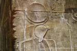 Horus, figlio di Osiride e Iside, indossando la luna e il sole, bassorilievo, tempio di Edfu, Egitto.