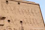 Vista sulla parte in alto a destra della parte esterna della torre, tempio di Edfu, Egitto.