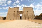 Panorama dalla spianata, il primo pilone del tempio di Edfu, Egitto.