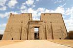 Edfu, l'imponente facciata della torre sorvegliata da due statue di Horus all'ingresso, Egitto.