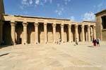 Il peristilio tribunale con 32 colonne, libagioni cortile del tempio di Edfu, Egitto.