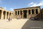 Temple cortile, di fronte all'ingresso della grande sala ipostila di Edfu, Egitto.