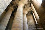 Colonne e capitelli della Grande Hypostyle Hall, Tempio di Edfu, Egitto.