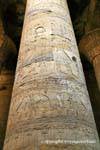 Rilievi che decorano una grande colonna del tempio di Horus, Edfu, Egitto.