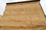 Rilievi raffiguranti Khnum e Neith con la testa di leone contro il faraone, Tempio Esna, Egitto.