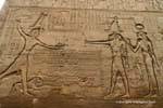 Rilievo del dio Khnum prima Tolomeo nei suoi nemici per i capelli, Tempio Esna, Egitto.