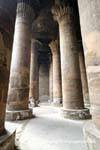 Quattro file di sei colonne di 12 metri di altezza che sostengono il Hypostyle Hall, Tempio di Khnum, Esna, Egitto.