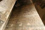 Bassorilievi sul muro della sala ipostila, Tempio di Esna, Egitto.