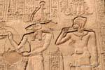 Rilievo della facciata, Khnum Osiride e un altro dio, Tempio Esna, Egitto.