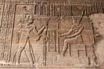 Offrendo la Foster Faraone, capo della fertilità dell'Egitto, il Tempio di Khnum, Esna, Egitto.