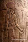 Dio testa di leone sormontata dal cerchio solare impresso su una colonna, Tempio di Khnum, Esna, Egitto.