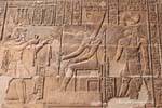 Offrendo panni Neith dal re, sollievo, Tempio Esna, Egitto.