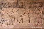 Regali a Dio, scultura a parete, Tempio di Khnum, Esna, Egitto.