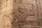 Tempio di Khnum, colonna bassorilievo, colori originali conservati, Esna, Egitto.