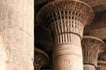 Pilastri decorati di loto e palme, Tempio Esna, Egitto.