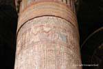 Geroglifici colorate su una colonna policroma di Khnum tempio, Esna, Egitto.