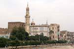 Moschea e minareto sul Nilo, Esna, Egitto.