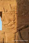 Faraone Tolomeo VI con Nemes e barba posticcia, il tempio di Kom Ombo, Egitto.