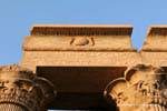 Disco solare alato sul davanzale della sala, il tempio di Kom Ombo, Egitto.