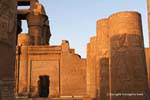 Porta tra le parti del doppio tempio dedicato al dio Sobek e Haroeris, Kom Ombo Tempio, Egitto.