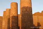Colonne policrome del pilone d'ingresso, luce del tramonto, il tempio di Kom Ombo, Egitto.