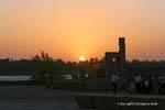 Tramonto dietro le rovine di Mammisi, tempio di Kom Ombo, Egitto.