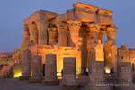 Illuminazione notturna del Tempio di Kom Ombo, Egitto.
