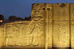 Dettaglio di bassorilievo, illuminazione notturna, il tempio di Kom Ombo, Egitto.