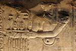 Tempio di Kom Ombo, ammirevole frammento di una dea con un vassoio, Egitto.